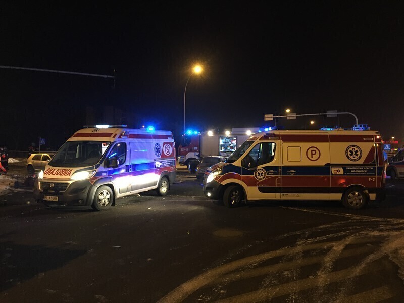 Zdjęcie 2: Zderzenie autobusu z osobówkami w centrum Piotrkowa 