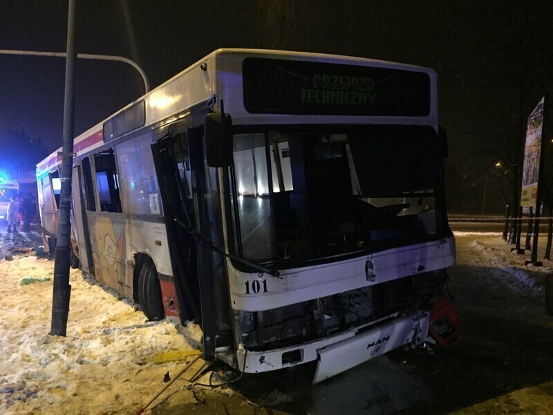Zdjęcie 12: Zderzenie autobusu z osobówkami w centrum Piotrkowa 