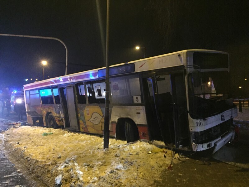 Zdjęcie 13: Zderzenie autobusu z osobówkami w centrum Piotrkowa 