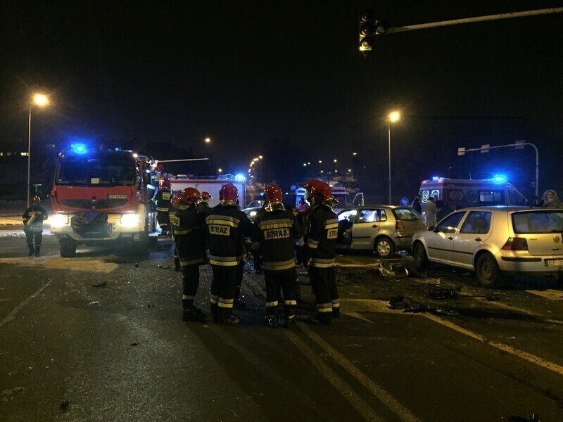 Zdjęcie 14: Zderzenie autobusu z osobówkami w centrum Piotrkowa 