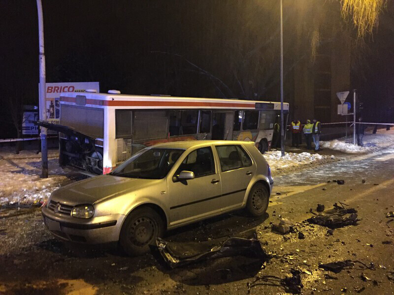 Zdjęcie 18: Zderzenie autobusu z osobówkami w centrum Piotrkowa 