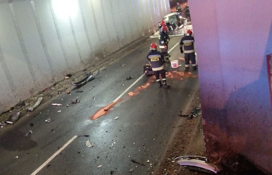 Uderzył w ścianę wiaduktu