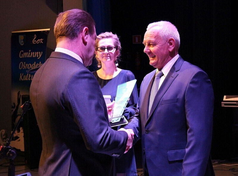 Zdjęcie 2: Zasłużeni dla gminy wyróżnieni podczas koncertu noworocznego