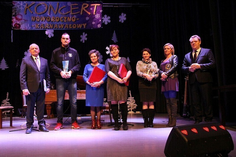 Zdjęcie 4: Zasłużeni dla gminy wyróżnieni podczas koncertu noworocznego