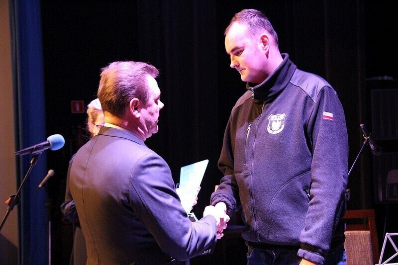 Zdjęcie 11: Zasłużeni dla gminy wyróżnieni podczas koncertu noworocznego