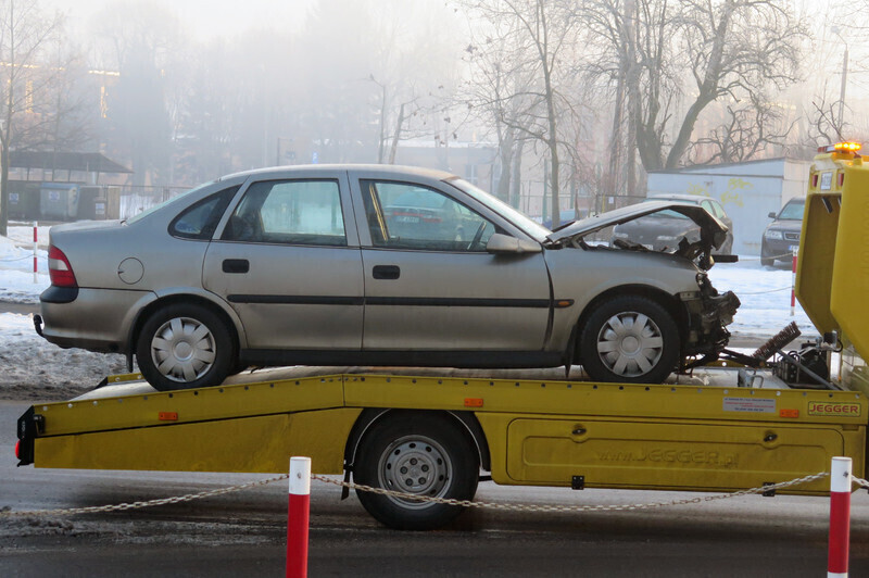 Zdjęcie 2: Zderzenie na skrzyżowaniu Dmowskiego/Armii Krajowej. 4 osoby w szpitalu