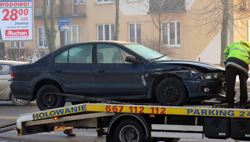 Zdjęcie 3: Zderzenie na skrzyżowaniu Dmowskiego/Armii Krajowej. 4 osoby w szpitalu