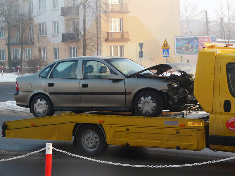 Zdjęcie 4: Zderzenie na skrzyżowaniu Dmowskiego/Armii Krajowej. 4 osoby w szpitalu