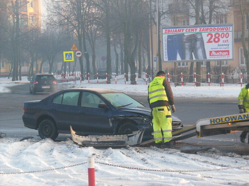 Zdjęcie 5: Zderzenie na skrzyżowaniu Dmowskiego/Armii Krajowej. 4 osoby w szpitalu