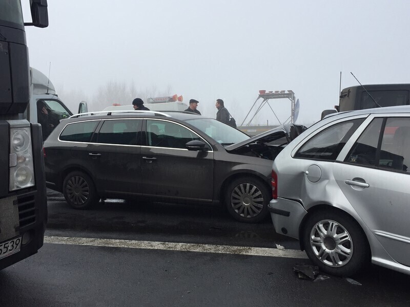 Zdjęcie 4: Dwa karambole na A1! Ponad 70 aut rozbitych