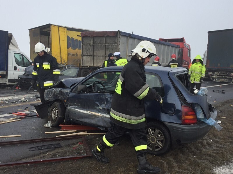 Zdjęcie 9: Dwa karambole na A1! Ponad 70 aut rozbitych