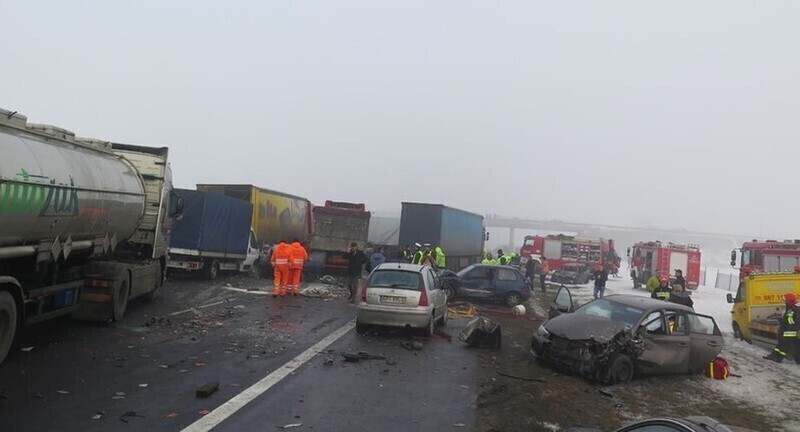 Zdjęcie 15: Dwa karambole na A1! Ponad 70 aut rozbitych