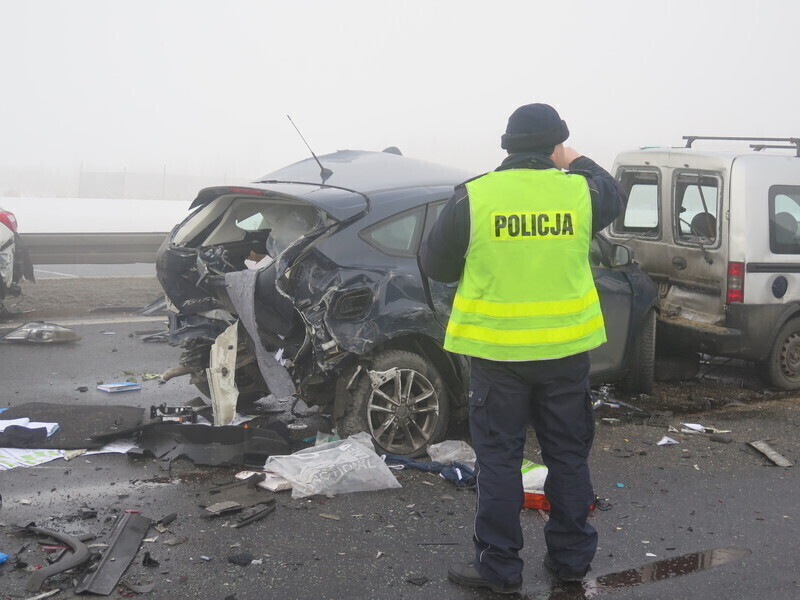 Zdjęcie 20: Dwa karambole na A1! Ponad 70 aut rozbitych