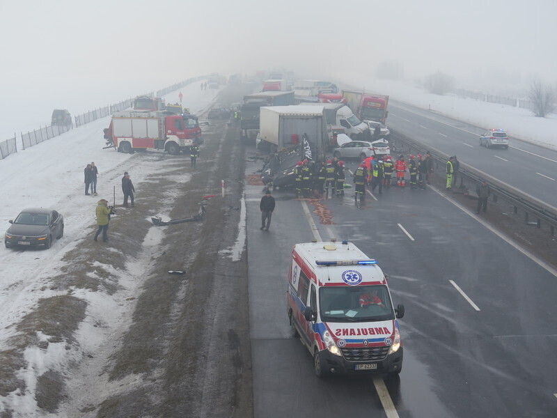 Zdjęcie 33: Dwa karambole na A1! Ponad 70 aut rozbitych