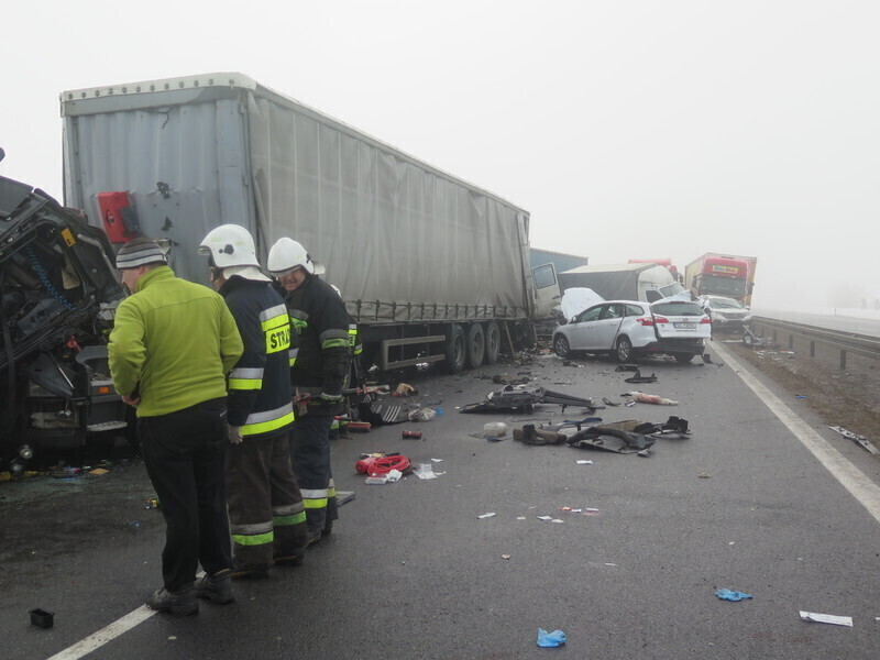 Zdjęcie 34: Dwa karambole na A1! Ponad 70 aut rozbitych