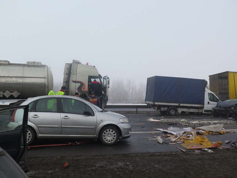 Zdjęcie 38: Dwa karambole na A1! Ponad 70 aut rozbitych