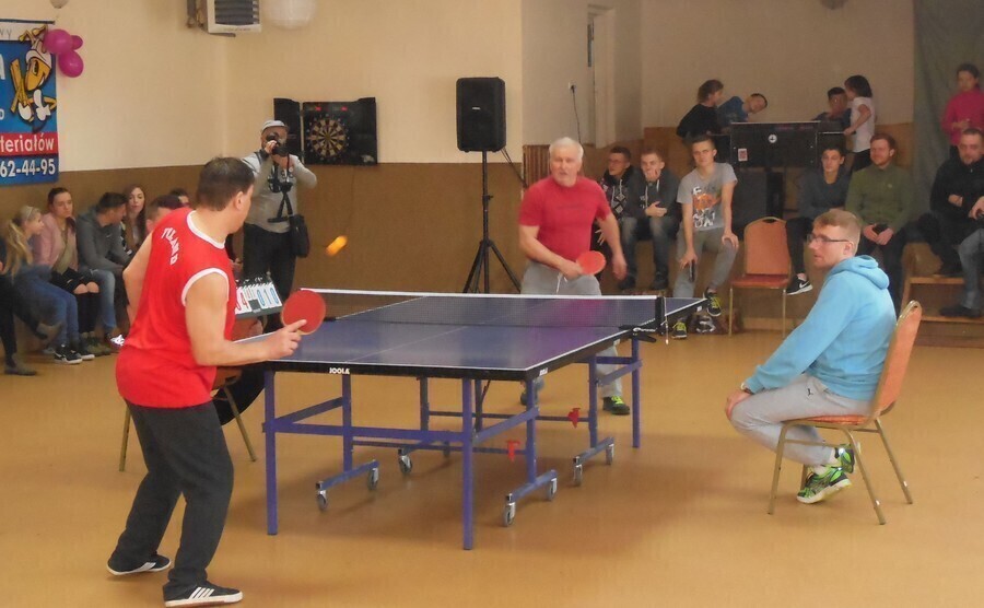 Dużo chętnych do gry w ping-ponga