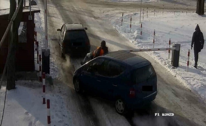Zdjęcie 1: Nie zapłacił i potrącił parkingowego - [VIDEO]