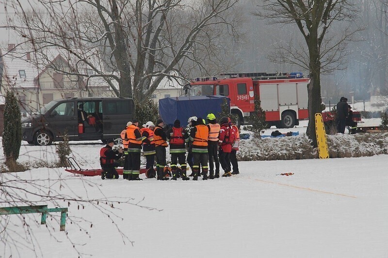 Zdjęcie 2: Strażacy z Woli Krzysztoporskiej ratowali uwięzionych na kruchym lodzie
