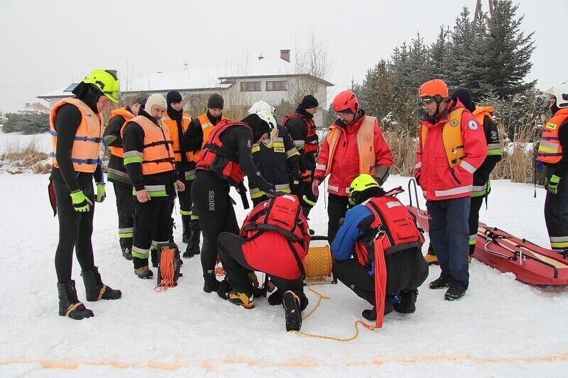 Zdjęcie 3: Strażacy z Woli Krzysztoporskiej ratowali uwięzionych na kruchym lodzie