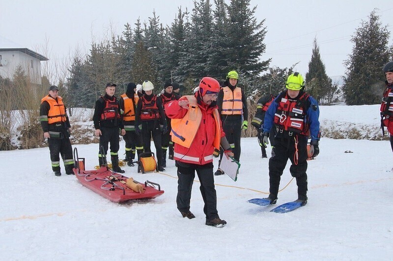 Zdjęcie 4: Strażacy z Woli Krzysztoporskiej ratowali uwięzionych na kruchym lodzie