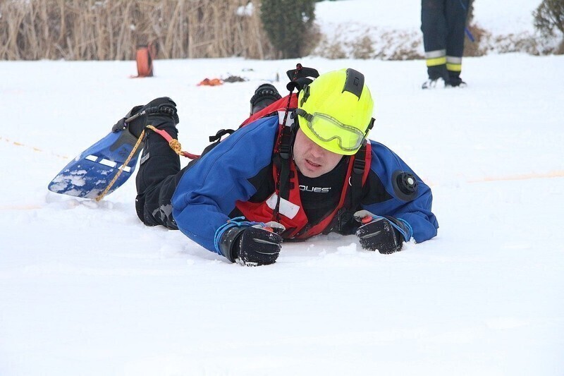 Zdjęcie 5: Strażacy z Woli Krzysztoporskiej ratowali uwięzionych na kruchym lodzie