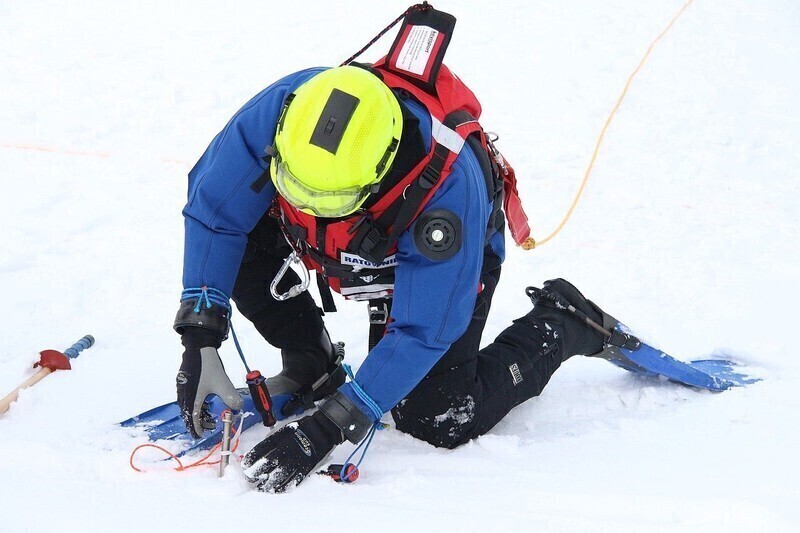 Zdjęcie 6: Strażacy z Woli Krzysztoporskiej ratowali uwięzionych na kruchym lodzie