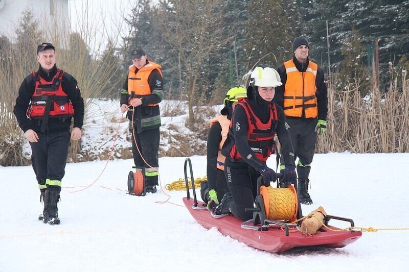 Zdjęcie 7: Strażacy z Woli Krzysztoporskiej ratowali uwięzionych na kruchym lodzie