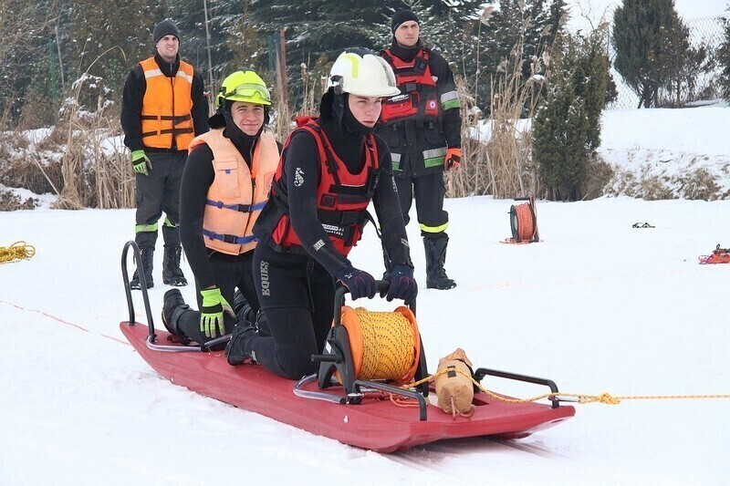 Zdjęcie 8: Strażacy z Woli Krzysztoporskiej ratowali uwięzionych na kruchym lodzie