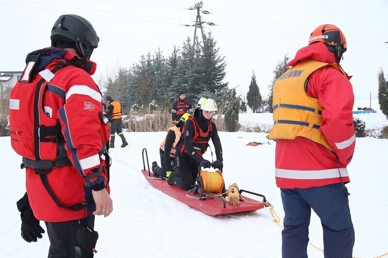 Zdjęcie 9: Strażacy z Woli Krzysztoporskiej ratowali uwięzionych na kruchym lodzie