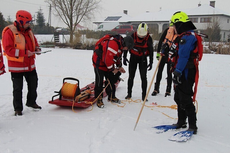 Zdjęcie 10: Strażacy z Woli Krzysztoporskiej ratowali uwięzionych na kruchym lodzie