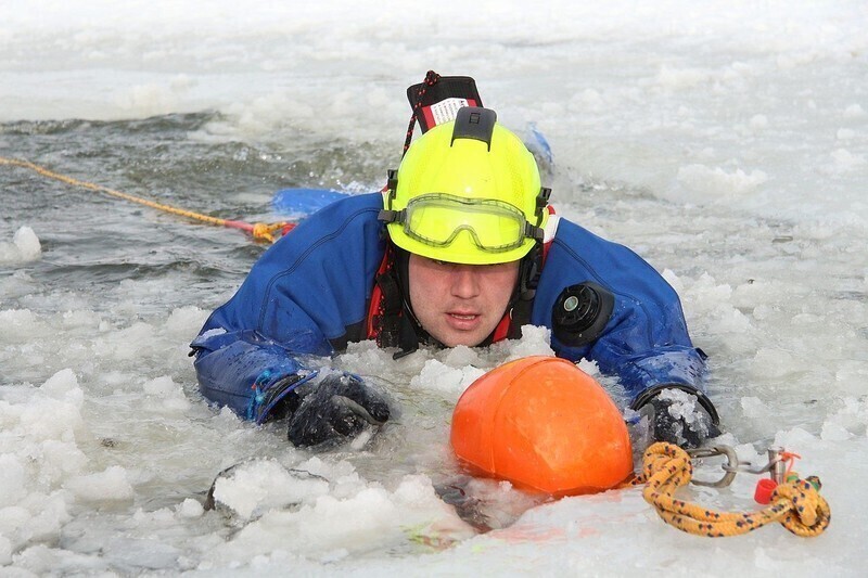 Zdjęcie 12: Strażacy z Woli Krzysztoporskiej ratowali uwięzionych na kruchym lodzie
