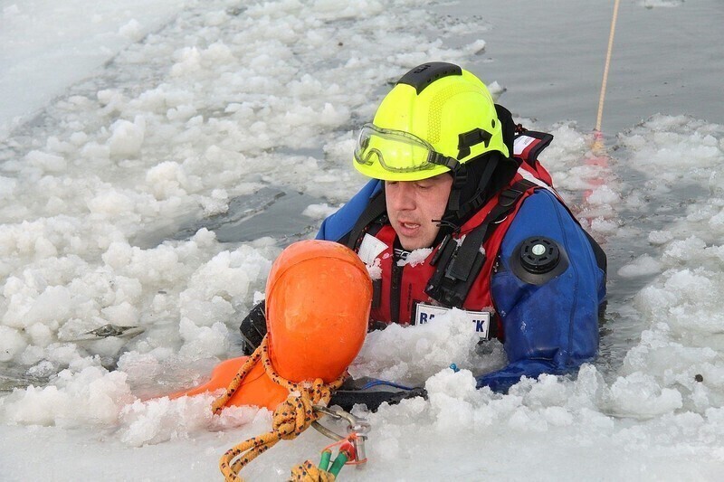 Zdjęcie 13: Strażacy z Woli Krzysztoporskiej ratowali uwięzionych na kruchym lodzie