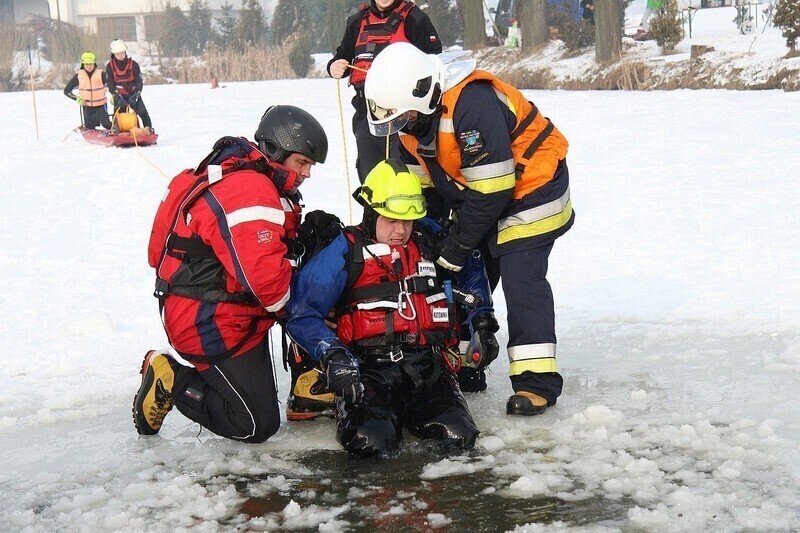 Zdjęcie 14: Strażacy z Woli Krzysztoporskiej ratowali uwięzionych na kruchym lodzie