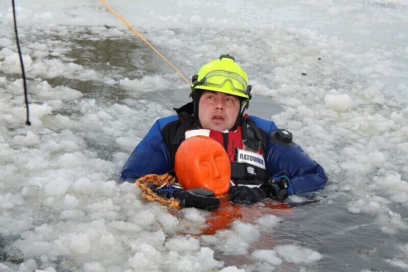 Zdjęcie 15: Strażacy z Woli Krzysztoporskiej ratowali uwięzionych na kruchym lodzie
