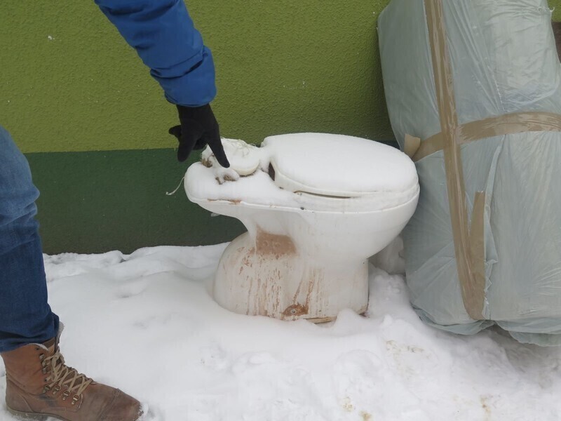 Zdjęcie 3: Dwa klozety, kanapa i choinka 