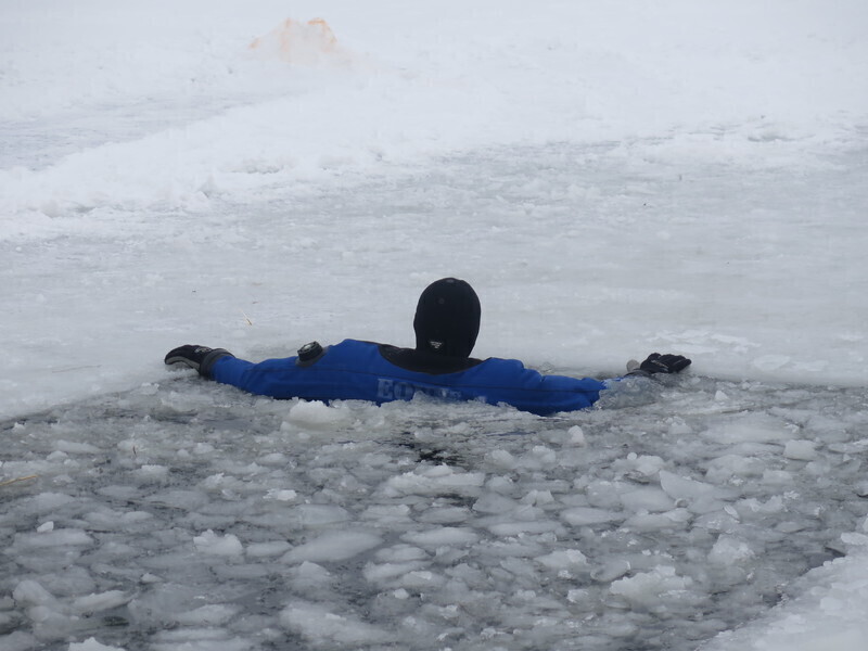 Zdjęcie 17: WOPR i strażacy ćwiczyli na lodzie