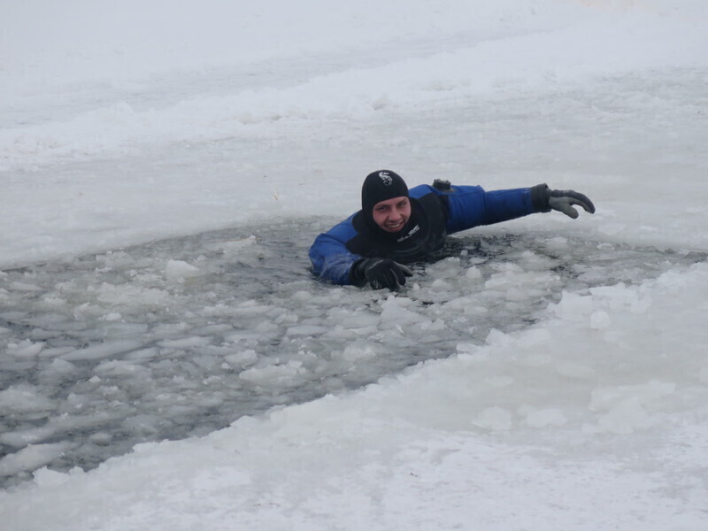 Zdjęcie 18: WOPR i strażacy ćwiczyli na lodzie