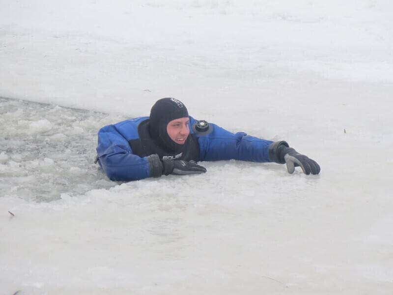 Zdjęcie 19: WOPR i strażacy ćwiczyli na lodzie