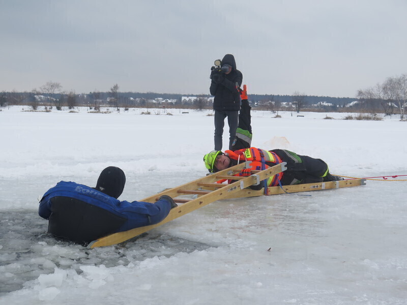 Zdjęcie 22: WOPR i strażacy ćwiczyli na lodzie