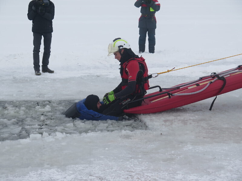 Zdjęcie 25: WOPR i strażacy ćwiczyli na lodzie