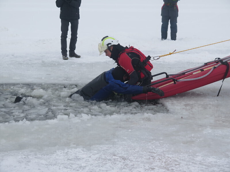 Zdjęcie 26: WOPR i strażacy ćwiczyli na lodzie