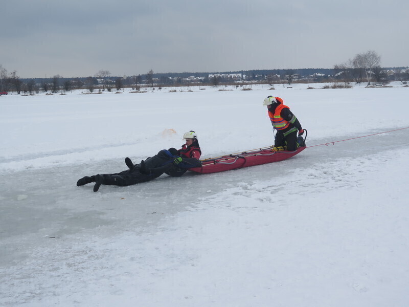 Zdjęcie 27: WOPR i strażacy ćwiczyli na lodzie