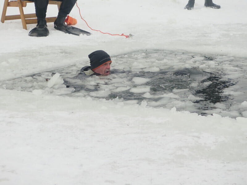 Zdjęcie 28: WOPR i strażacy ćwiczyli na lodzie