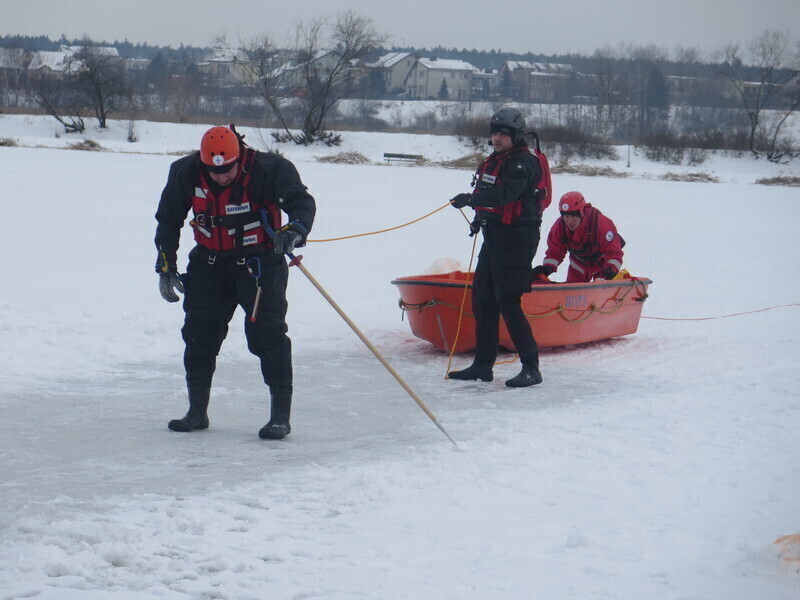 Zdjęcie 29: WOPR i strażacy ćwiczyli na lodzie