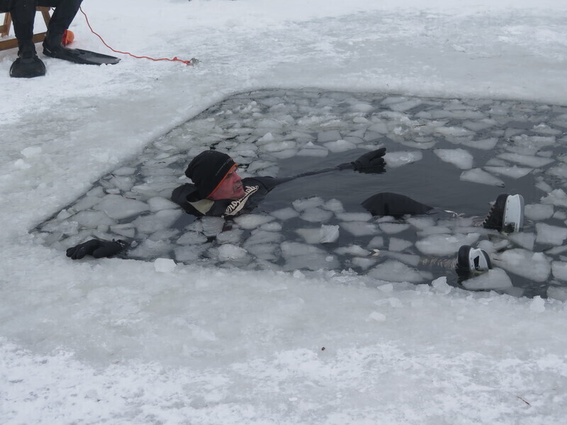 Zdjęcie 30: WOPR i strażacy ćwiczyli na lodzie