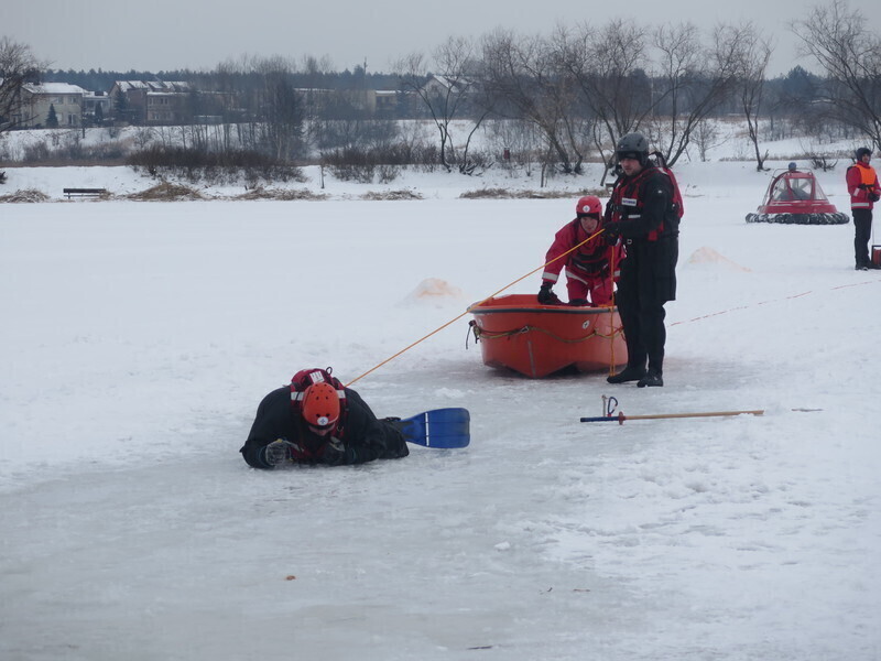 Zdjęcie 31: WOPR i strażacy ćwiczyli na lodzie