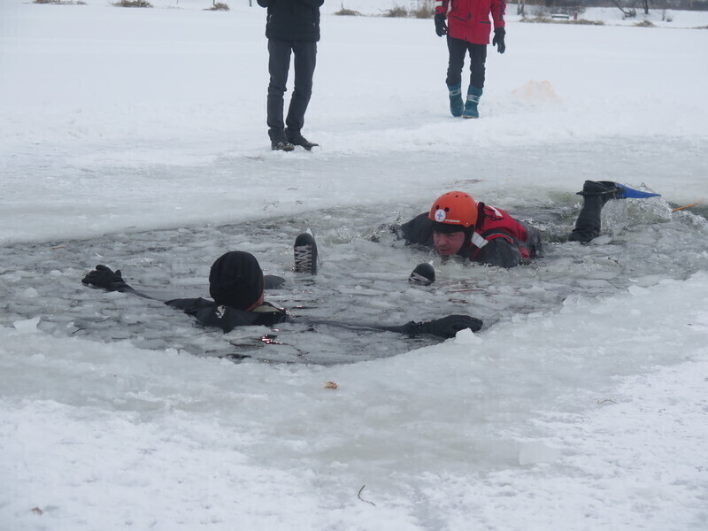 Zdjęcie 32: WOPR i strażacy ćwiczyli na lodzie