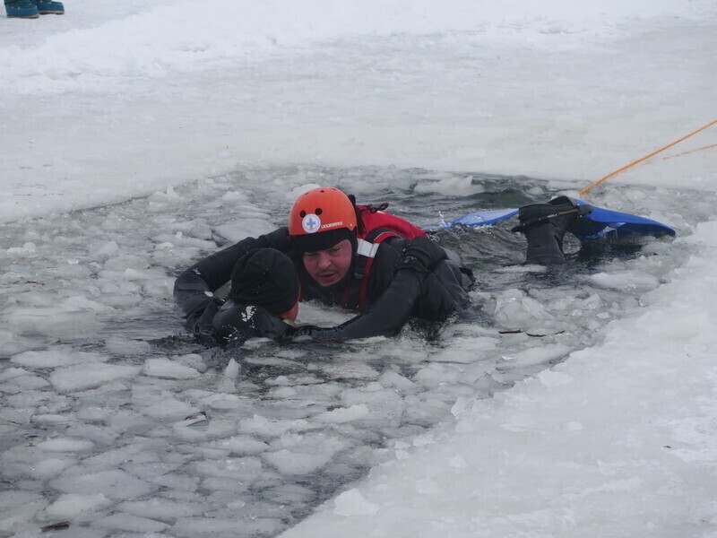 Zdjęcie 33: WOPR i strażacy ćwiczyli na lodzie