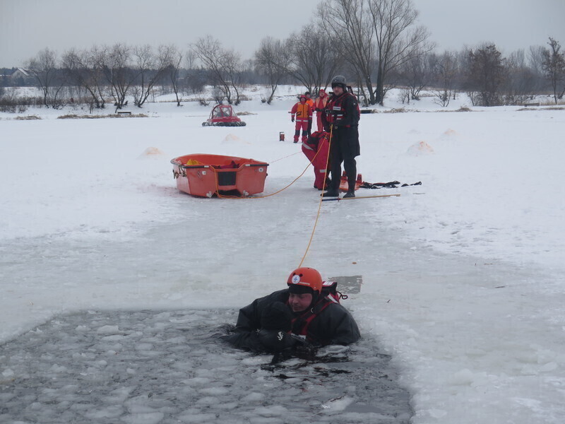 Zdjęcie 34: WOPR i strażacy ćwiczyli na lodzie